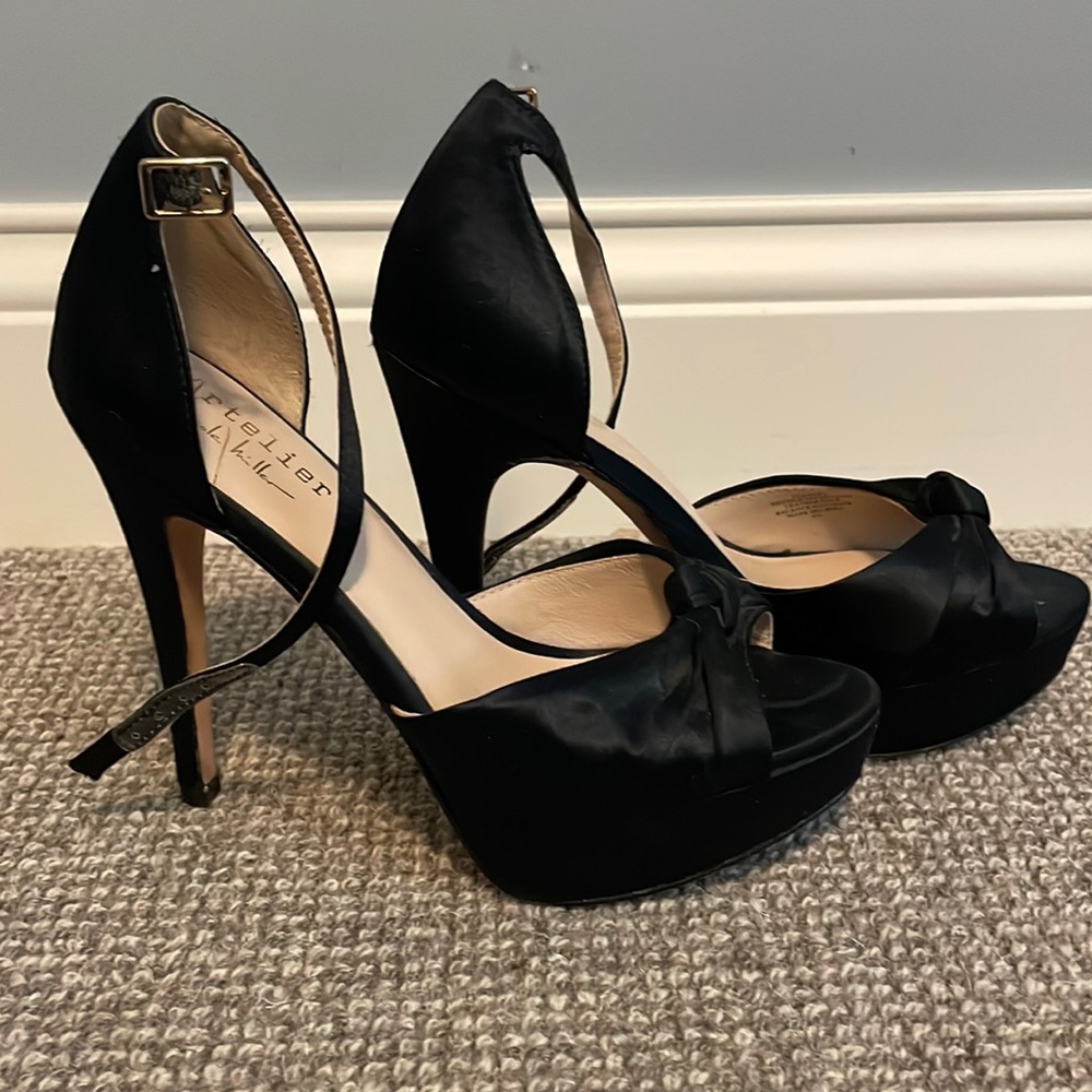 Artelier Nicole Miller Satin Stiletto pump black Sz 6